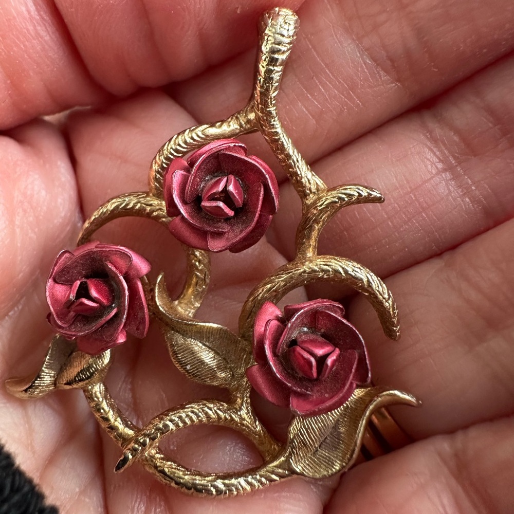 Vintage Gold and 3 Red Roses Pendant